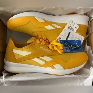 New in box Reebok Women’s size 10 Fierce Gold CL Nylon SP Running Shoes